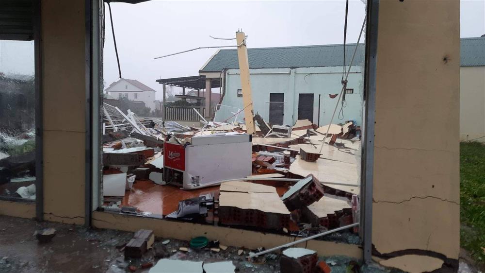 Trăm nhà tan nát sau lốc xoáy trước bão số 4, chủ tiệm khóc ròng tìm vàng mất-2