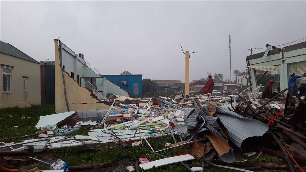 Trăm nhà tan nát sau lốc xoáy trước bão số 4, chủ tiệm khóc ròng tìm vàng mất-3