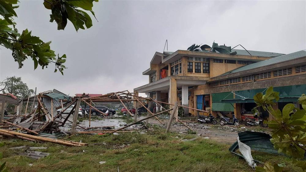 Trăm nhà tan nát sau lốc xoáy trước bão số 4, chủ tiệm khóc ròng tìm vàng mất-4