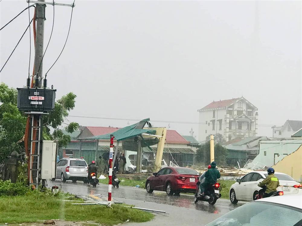 Trăm nhà tan nát sau lốc xoáy trước bão số 4, chủ tiệm khóc ròng tìm vàng mất-5