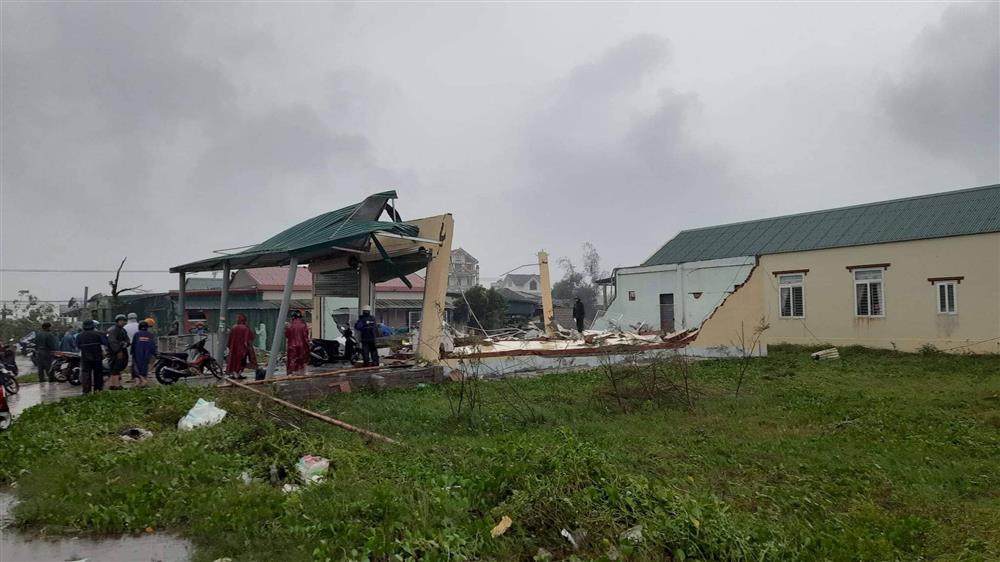 Trăm nhà tan nát sau lốc xoáy trước bão số 4, chủ tiệm khóc ròng tìm vàng mất-6