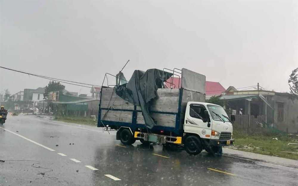 Trăm nhà tan nát sau lốc xoáy trước bão số 4, chủ tiệm khóc ròng tìm vàng mất-7