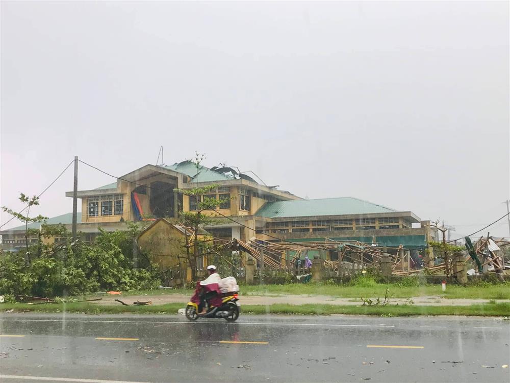 Trăm nhà tan nát sau lốc xoáy trước bão số 4, chủ tiệm khóc ròng tìm vàng mất-8