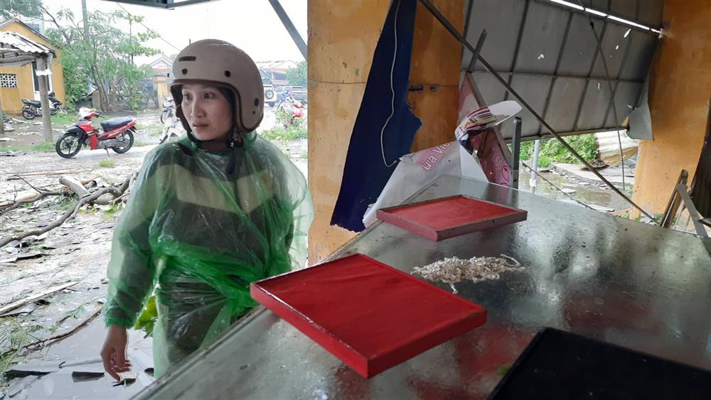 Trăm nhà tan nát sau lốc xoáy trước bão số 4, chủ tiệm khóc ròng tìm vàng mất-11