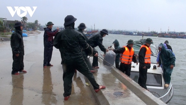 Nhiều nơi bắt đầu mưa to, nhà cửa tốc mái, cây xanh gãy đổ-28