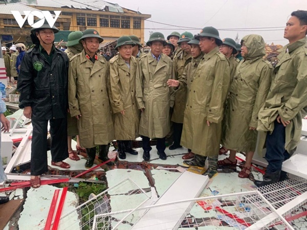 Nhiều nơi bắt đầu mưa to, nhà cửa tốc mái, cây xanh gãy đổ-29