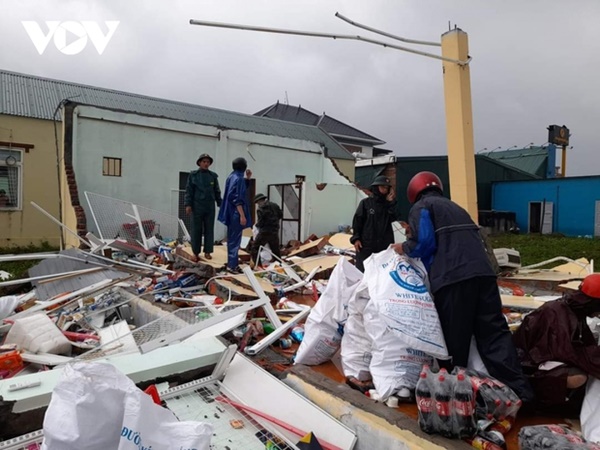 Nhiều nơi bắt đầu mưa to, nhà cửa tốc mái, cây xanh gãy đổ-31