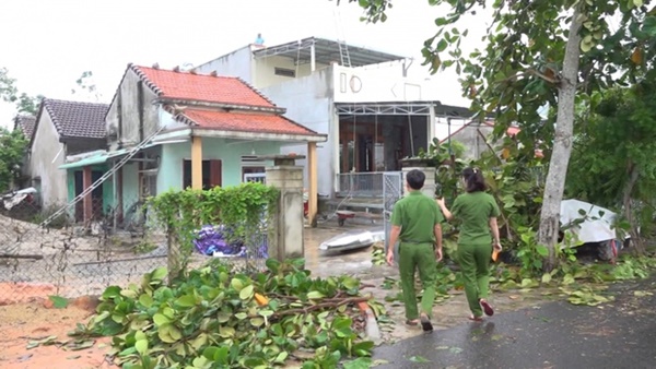 Nhiều nơi bắt đầu mưa to, nhà cửa tốc mái, cây xanh gãy đổ-33