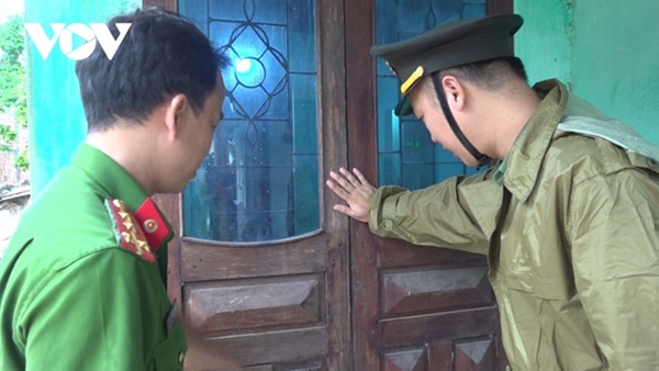 Nhiều nơi bắt đầu mưa to, nhà cửa tốc mái, cây xanh gãy đổ-34