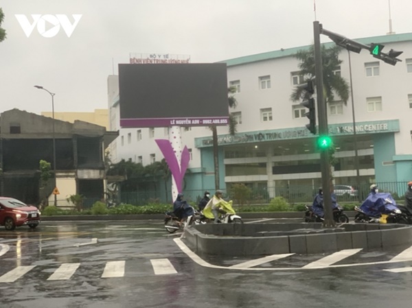 Nhiều nơi bắt đầu mưa to, nhà cửa tốc mái, cây xanh gãy đổ-35