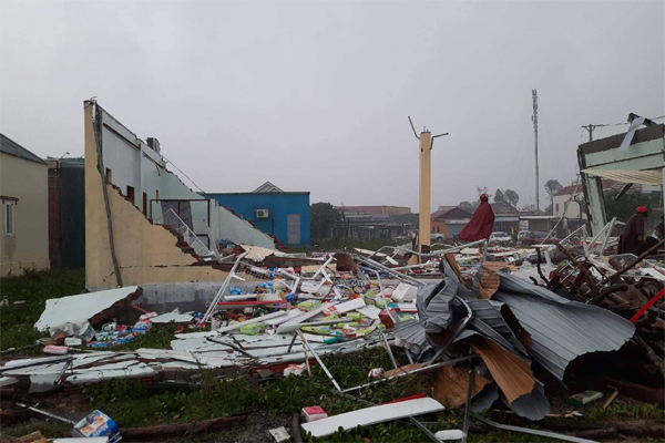 Ảnh: Người Đà Nẵng chi tiền triệu thuê xe container chặn trước nhà để chắn bão-14