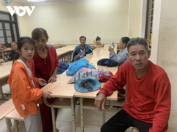 Nhiều nơi bắt đầu mưa to, nhà cửa tốc mái, cây xanh gãy đổ-36