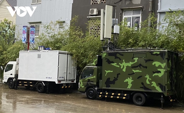 Nhiều nơi bắt đầu mưa to, nhà cửa tốc mái, cây xanh gãy đổ-38