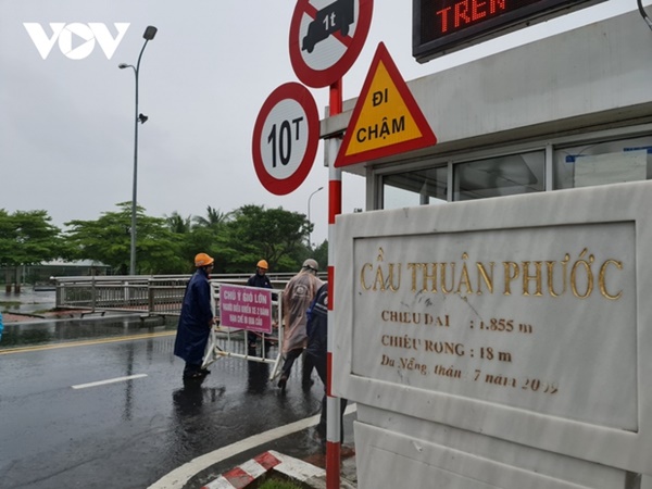 Nhiều nơi bắt đầu mưa to, nhà cửa tốc mái, cây xanh gãy đổ-40