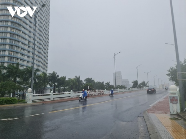 Nhiều nơi bắt đầu mưa to, nhà cửa tốc mái, cây xanh gãy đổ-43