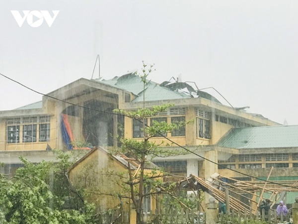 Nhiều nơi bắt đầu mưa to, nhà cửa tốc mái, cây xanh gãy đổ-47