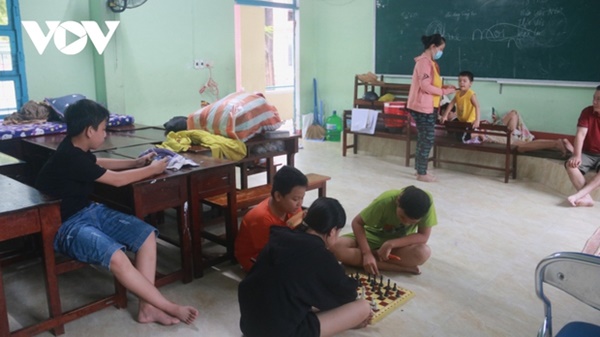 Nhiều nơi bắt đầu mưa to, nhà cửa tốc mái, cây xanh gãy đổ-49