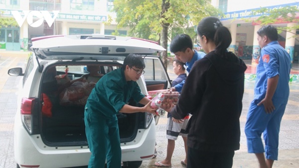 Nhiều nơi bắt đầu mưa to, nhà cửa tốc mái, cây xanh gãy đổ-50