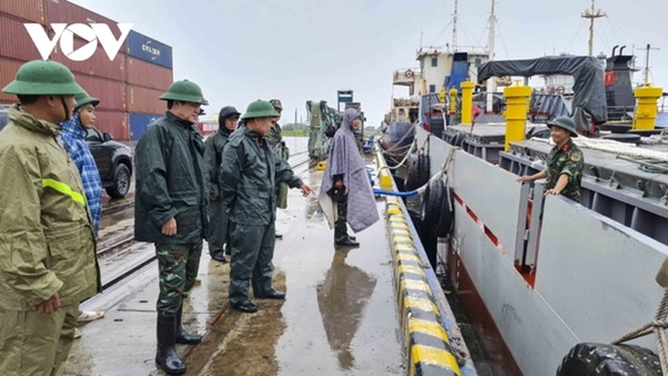 Nhiều nơi bắt đầu mưa to, nhà cửa tốc mái, cây xanh gãy đổ-53