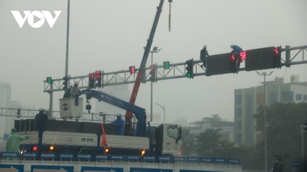 Nhiều nơi bắt đầu mưa to, nhà cửa tốc mái, cây xanh gãy đổ-55