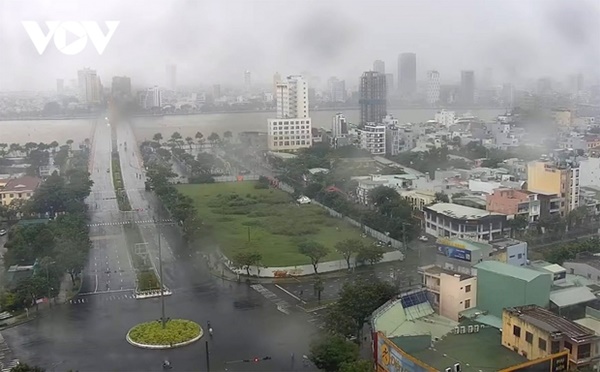 Nhiều nơi bắt đầu mưa to, nhà cửa tốc mái, cây xanh gãy đổ-57