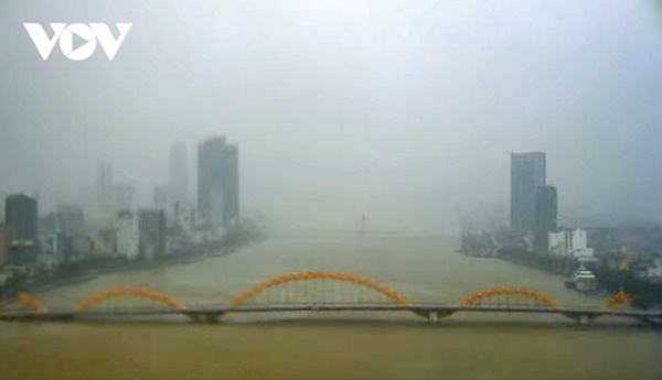 Nhiều nơi bắt đầu mưa to, nhà cửa tốc mái, cây xanh gãy đổ-58