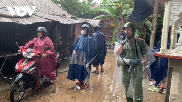 Nhiều nơi bắt đầu mưa to, nhà cửa tốc mái, cây xanh gãy đổ-60