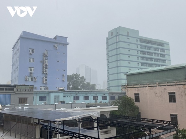 Nhiều nơi bắt đầu mưa to, nhà cửa tốc mái, cây xanh gãy đổ-63