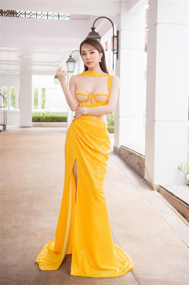 Quỳnh Nga gây hoang mang với bộ đầm có cũng như không-3