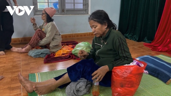 Nhiều nơi bắt đầu mưa to, nhà cửa tốc mái, cây xanh gãy đổ-7