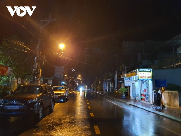 Nhiều nơi bắt đầu mưa to, nhà cửa tốc mái, cây xanh gãy đổ-9