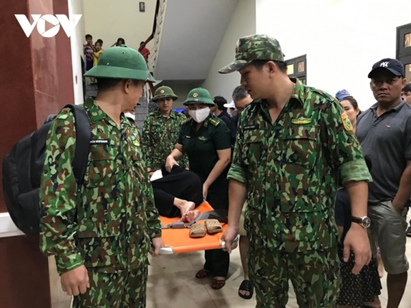 Nhiều nơi bắt đầu mưa to, nhà cửa tốc mái, cây xanh gãy đổ-12