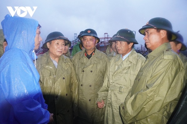 Nhiều nơi bắt đầu mưa to, nhà cửa tốc mái, cây xanh gãy đổ-17