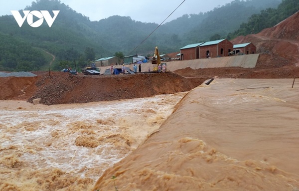 Nhiều nơi bắt đầu mưa to, nhà cửa tốc mái, cây xanh gãy đổ-21