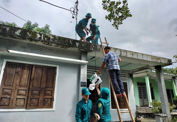 Ảnh: Người Đà Nẵng chi tiền triệu thuê xe container chặn trước nhà để chắn bão-1