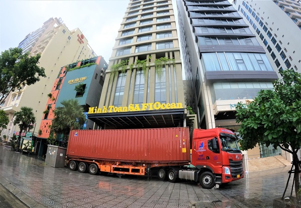 Ảnh: Người Đà Nẵng chi tiền triệu thuê xe container chặn trước nhà để chắn bão-4
