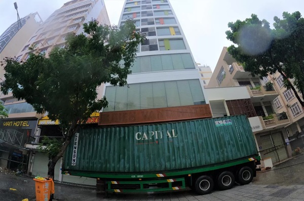 Ảnh: Người Đà Nẵng chi tiền triệu thuê xe container chặn trước nhà để chắn bão-5