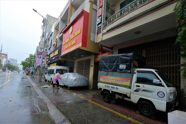Ảnh: Người Đà Nẵng chi tiền triệu thuê xe container chặn trước nhà để chắn bão-6