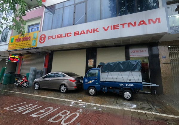 Ảnh: Người Đà Nẵng chi tiền triệu thuê xe container chặn trước nhà để chắn bão-7