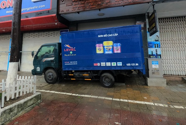 Ảnh: Người Đà Nẵng chi tiền triệu thuê xe container chặn trước nhà để chắn bão-8