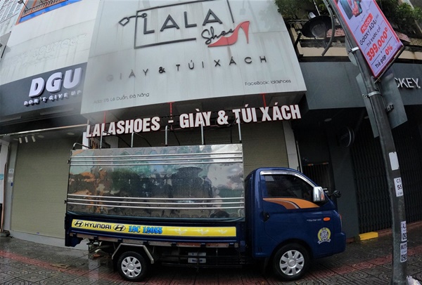 Ảnh: Người Đà Nẵng chi tiền triệu thuê xe container chặn trước nhà để chắn bão-10