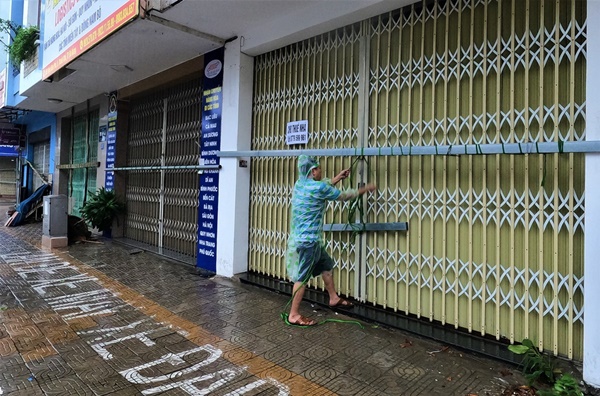 Ảnh: Người Đà Nẵng chi tiền triệu thuê xe container chặn trước nhà để chắn bão-11