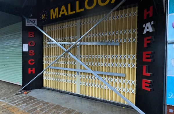 Ảnh: Người Đà Nẵng chi tiền triệu thuê xe container chặn trước nhà để chắn bão-12