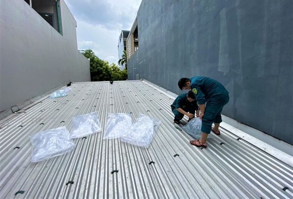Ảnh: Người Đà Nẵng chi tiền triệu thuê xe container chặn trước nhà để chắn bão-13