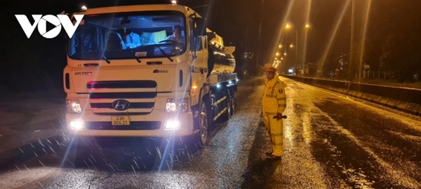 Nhiều nơi bắt đầu mưa to, nhà cửa tốc mái, cây xanh gãy đổ-2