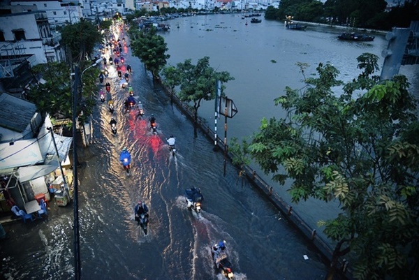 TP Hồ Chí Minh: Mưa lớn kết hợp triều cường dâng cao làm nhiều tuyến đường ngập nặng-1