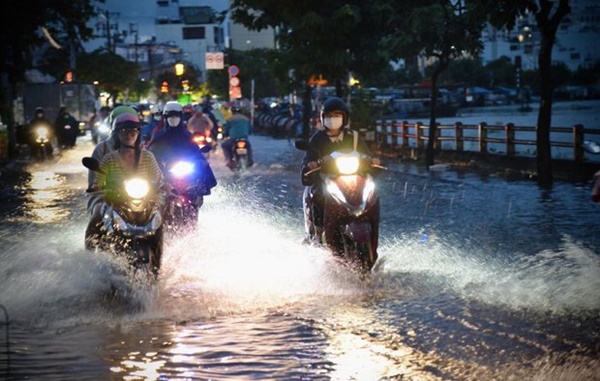TP Hồ Chí Minh: Mưa lớn kết hợp triều cường dâng cao làm nhiều tuyến đường ngập nặng-3
