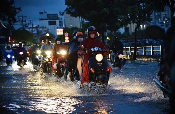 TP Hồ Chí Minh: Mưa lớn kết hợp triều cường dâng cao làm nhiều tuyến đường ngập nặng-4