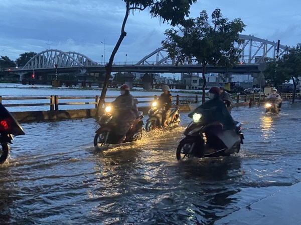 TP Hồ Chí Minh: Mưa lớn kết hợp triều cường dâng cao làm nhiều tuyến đường ngập nặng-5