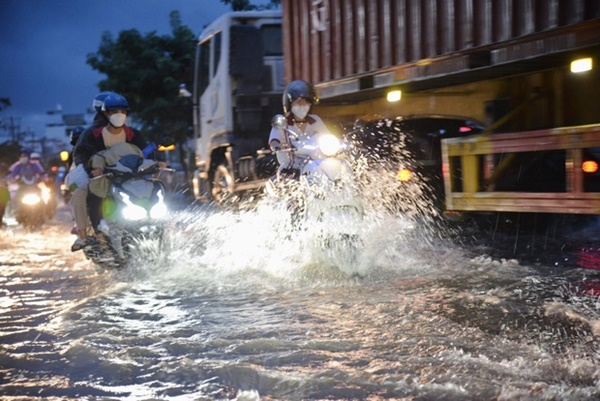 TP Hồ Chí Minh: Mưa lớn kết hợp triều cường dâng cao làm nhiều tuyến đường ngập nặng-6